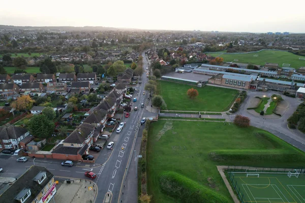 ENGLAND, LUTON - 26th ECTOBER, 2022: Barnfield Koleji 'nin Barton Road Luton, İngiltere' deki güzel hava manzarası. Gün batımında Yüksek Açı Drone Kamera Görüntüsü.