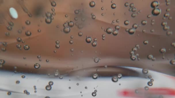 一个年轻漂亮的姑娘站在水滴后面 摆出一副比基尼的样子 — 图库视频影像