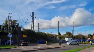 BİRLİK KINGDOM, LUTON - 28 EKİM 2022: Düşük Açı Yol ve Trafik ve Kamu Ayağının Kenarı. Manzara ayrıca Luton Leagrave Tren İstasyonu yakınlarında alçak bir tren yolu köprüsü gösteriyor.. 