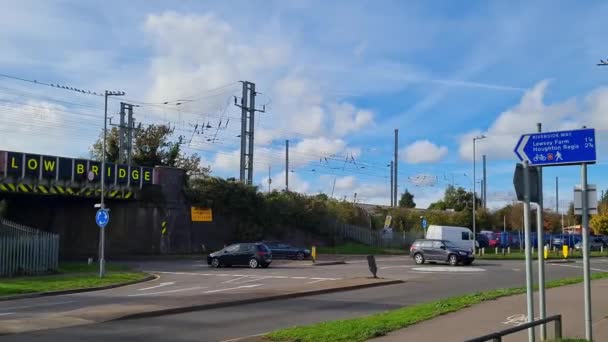 Reino Unido Luton Outubro 2022 Filmagem Baixo Ângulo Estrada Tráfego — Vídeo de Stock
