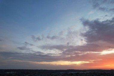 Şehir ve Bulutların Yüksek Açı Manzarası, İHA 'nın kamerasıyla şehrin havadan görüntüsü