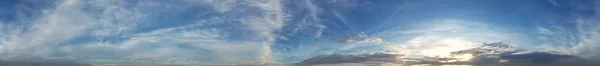 都市と雲の高い角度ビュー ドローンのカメラと都市の空中ビュー — ストック写真