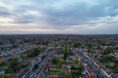 Şehir ve Bulutların Yüksek Açı Manzarası, İHA 'nın kamerasıyla şehrin havadan görüntüsü