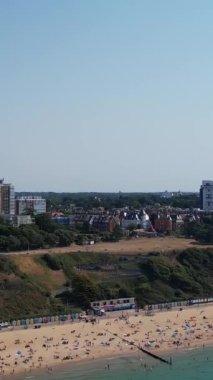 İngiltere 'deki Sandy Beach' in hava görüntüsü, Bournemouth City 'deki İngiltere Sahili' nin dikey görüntüsü.