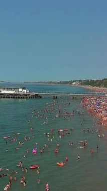 İngiltere 'deki Sandy Beach' in hava görüntüsü, Bournemouth City 'deki İngiltere Sahili' nin dikey görüntüsü.