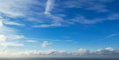 Şehir ve Bulutların Yüksek Açı Manzarası, İHA 'nın kamerasıyla şehrin havadan görüntüsü