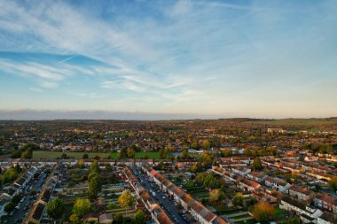 Şehir ve Bulutların Yüksek Açı Manzarası, İHA 'nın kamerasıyla şehrin havadan görüntüsü