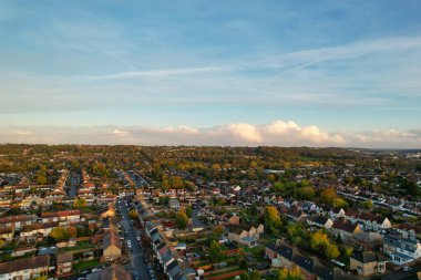 Şehir ve Bulutların Yüksek Açı Manzarası, İHA 'nın kamerasıyla şehrin havadan görüntüsü