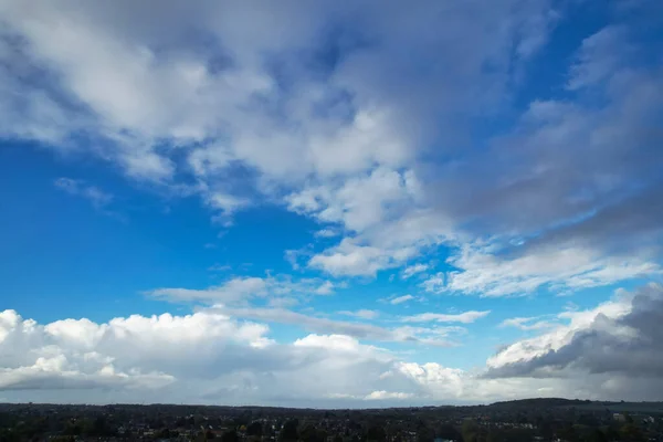 都市と雲の高い角度ビュー ドローンのカメラと都市の空中ビュー — ストック写真