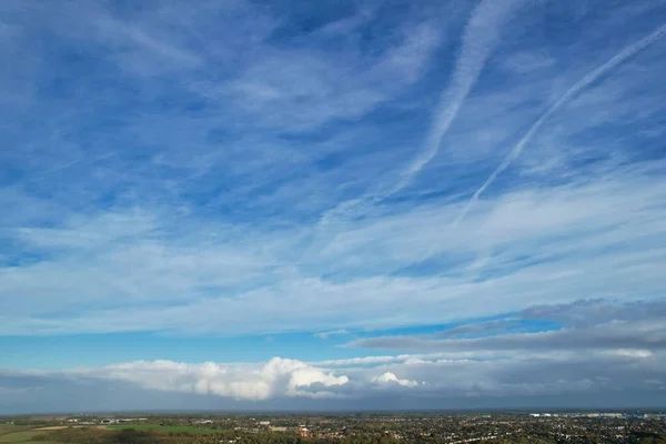 Şehir Bulutların Yüksek Açı Manzarası Nın Kamerasıyla Şehrin Havadan Görüntüsü — Stok fotoğraf