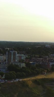 İngiltere 'deki Sandy Beach' in hava görüntüsü, Bournemouth City 'deki İngiltere Sahili' nin dikey görüntüsü.