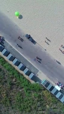 İngiltere 'deki Sandy Beach' in hava görüntüsü, Bournemouth City 'deki İngiltere Sahili' nin dikey görüntüsü.