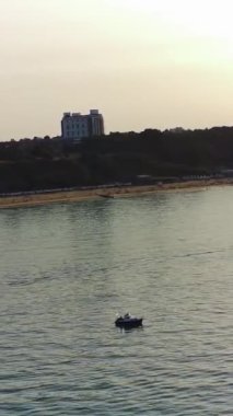 İngiltere 'deki Sandy Beach' in hava görüntüsü, Bournemouth City 'deki İngiltere Sahili' nin dikey görüntüsü.