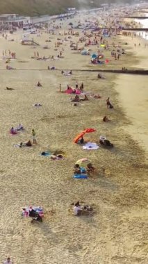 İngiltere 'deki Sandy Beach' in hava görüntüsü, Bournemouth City 'deki İngiltere Sahili' nin dikey görüntüsü.