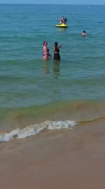 İngiltere 'deki Sandy Beach' in hava görüntüsü, Bournemouth City 'deki İngiltere Sahili' nin dikey görüntüsü.