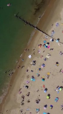 İngiltere 'deki Sandy Beach' in hava görüntüsü, Bournemouth City 'deki İngiltere Sahili' nin dikey görüntüsü.
