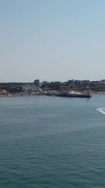 İngiltere 'deki Sandy Beach' in hava görüntüsü, Bournemouth City 'deki İngiltere Sahili' nin dikey görüntüsü.