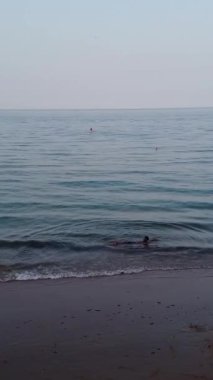 İngiltere 'deki Sandy Beach' in hava görüntüsü, Bournemouth City 'deki İngiltere Sahili' nin dikey görüntüsü.