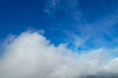 Şehir ve Bulutların Yüksek Açı Manzarası, İHA 'nın kamerasıyla şehrin havadan görüntüsü