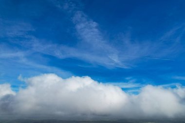 Şehir ve Bulutların Yüksek Açı Manzarası, İHA 'nın kamerasıyla şehrin havadan görüntüsü