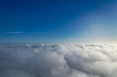 Şehir ve Bulutların Yüksek Açı Manzarası, İHA 'nın kamerasıyla şehrin havadan görüntüsü