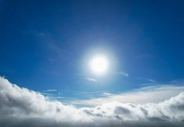 งของเม องและเมฆ มมองทางอากาศของเม องท องโดรน — ภาพถ่ายสต็อก