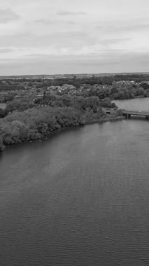 Güneşli bir günde, İngiltere ve İngiltere 'nin nehrin olduğu yaz kırsalının havadan görünüşü