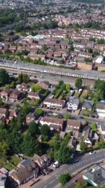 Dolu Bulutlar Günü 'nde Tren İstasyonu ve Luton Şehri' nin Hava Görüntüleri