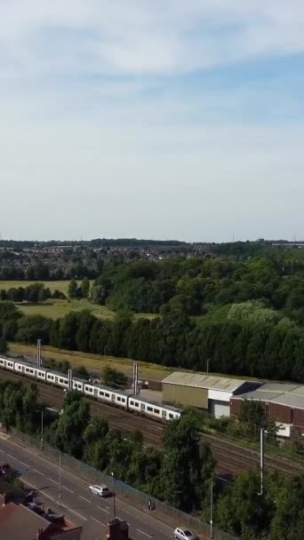 Filmagem Aérea Estação Ferroviária Luton City England Dia Nuvens Cheias — Vídeo de Stock