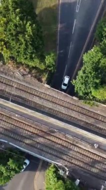 Dolu Bulutlar Günü 'nde Tren İstasyonu ve Luton Şehri' nin Hava Görüntüleri
