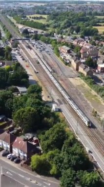 Dolu Bulutlar Günü 'nde Tren İstasyonu ve Luton Şehri' nin Hava Görüntüleri