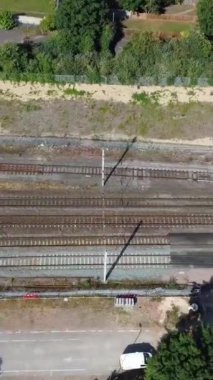 Dolu Bulutlar Günü 'nde Tren İstasyonu ve Luton Şehri' nin Hava Görüntüleri
