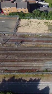 Dolu Bulutlar Günü 'nde Tren İstasyonu ve Luton Şehri' nin Hava Görüntüleri