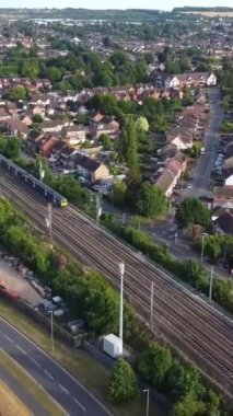 Dolu Bulutlar Günü 'nde Tren İstasyonu ve Luton Şehri' nin Hava Görüntüleri