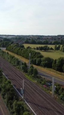 Dolu Bulutlar Günü 'nde Tren İstasyonu ve Luton Şehri' nin Hava Görüntüleri