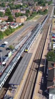 Dolu Bulutlar Günü 'nde Tren İstasyonu ve Luton Şehri' nin Hava Görüntüleri