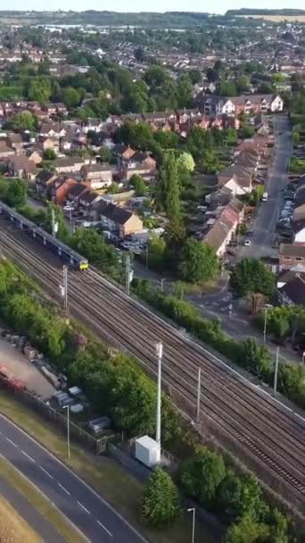 Luftaufnahmen Vom Bahnhof Und Der Englischen Stadt Luton Einem Wolkenlosen — Stockvideo