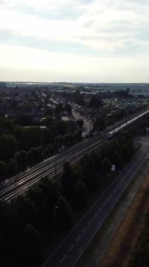 Dolu Bulutlar Günü 'nde Tren İstasyonu ve Luton Şehri' nin Hava Görüntüleri