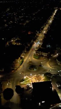 İngiliz şehrinin hava görüntüsü ve aydınlatılmış caddeler ve gece yolları, Drone 'un kamera görüntüsü
