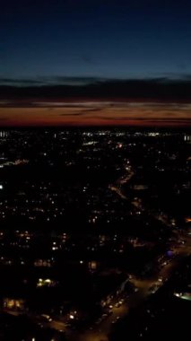 İngiliz şehrinin hava görüntüsü ve aydınlatılmış caddeler ve gece yolları, Drone 'un kamera görüntüsü
