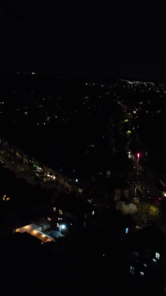 Luchtfoto Van British City Verlichte Straten Wegen Nachts Drone Camerazicht — Stockvideo