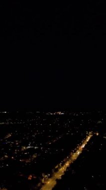 İngiliz şehrinin hava görüntüsü ve aydınlatılmış caddeler ve gece yolları, Drone 'un kamera görüntüsü