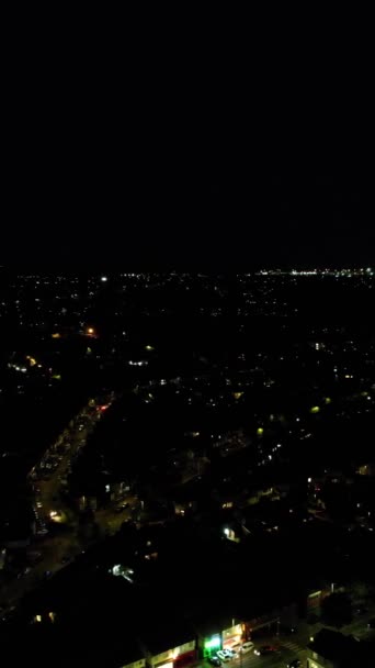 ドローンのカメラから見たイギリスの街とライトアップされた道路の空撮 — ストック動画