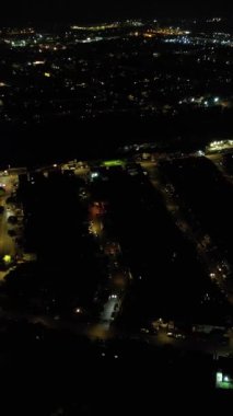 İngiliz şehrinin hava görüntüsü ve aydınlatılmış caddeler ve gece yolları, Drone 'un kamera görüntüsü