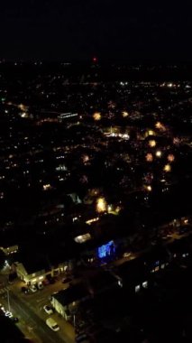 İngiliz şehrinin hava görüntüsü ve aydınlatılmış caddeler ve gece yolları, Drone 'un kamera görüntüsü