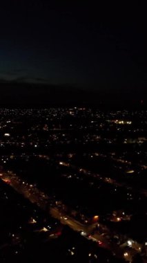 İngiliz şehrinin hava görüntüsü ve aydınlatılmış caddeler ve gece yolları, Drone 'un kamera görüntüsü
