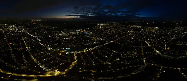 밤중에 도시를 수있는 아름다운 수심높은 — 스톡 사진