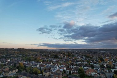 Şehrin üzerindeki dramatik bulutların ve gökyüzünün yüksek açılı görüntüsü, Görkemli Bulutların ve bulutların üzerindeki hava manzarası,