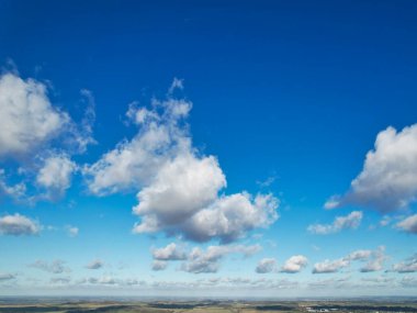 Şehrin üzerindeki dramatik bulutların ve gökyüzünün yüksek açılı görüntüsü, Görkemli Bulutların ve bulutların üzerindeki hava manzarası,