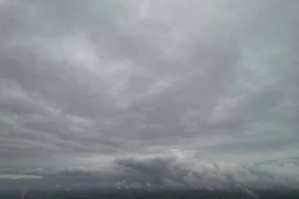 都市上空の劇的な雲と空の高角度映像 ゴージャス雲の空中ビューと雲の上 — ストック写真